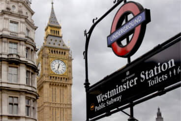 Station métro Westminster à côté de Big Ben